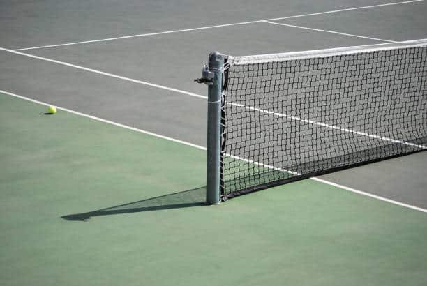 Comment assurer une bonne planéité sur toute la surface d&rsquo;un terrain de tennis en béton poreux à Hyères ?