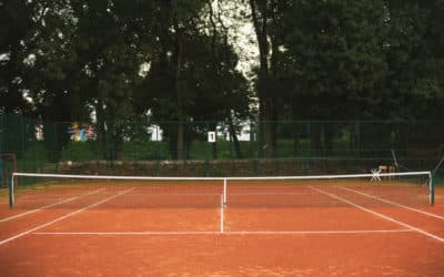 Quelles sont les mesures prises pour garantir que le terrain de tennis respecte les réglementations locales à Nice dans les Alpes-Maritimes?