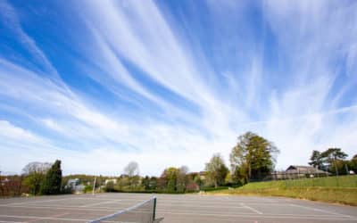 Rénovation de Courts de Tennis à Auvergne-Rhône-Alpes par Service Tennis : L’Impact de la Certification de Durabilité sur le Choix des Matériaux