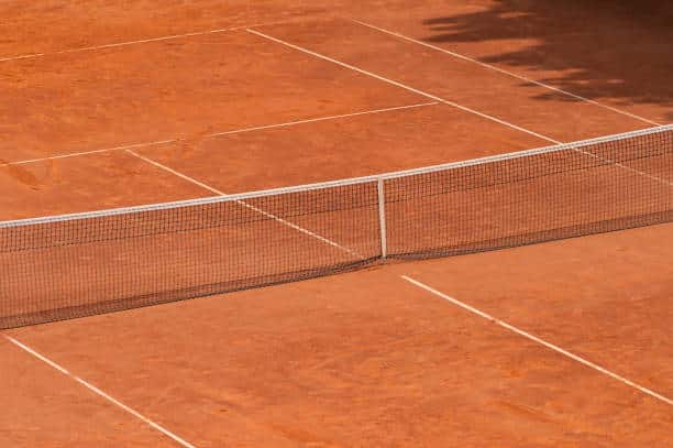 Identifier les opportunités de subvention pour la rénovation écologique de courts de tennis dans les hôtels à Auvergne