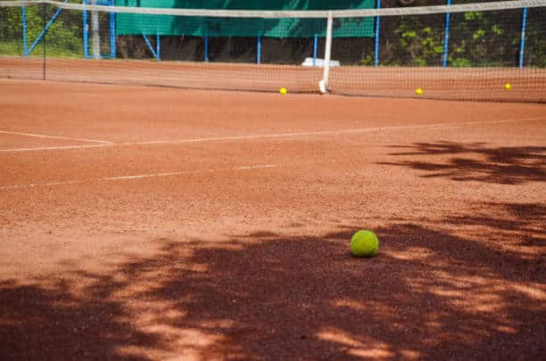 construction d'un court de tennis à Marseille