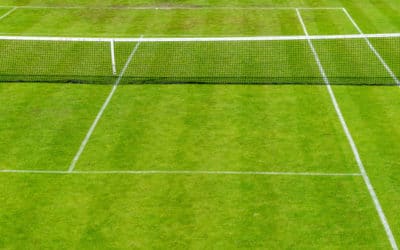 Garantir la qualité d&rsquo;un court de tennis en gazon synthétique à Nice : Nivellement et contrôle des défauts