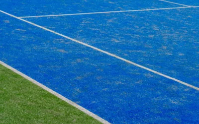 Quelles sont les différentes options de couleurs et de finitions disponibles lors de la rénovation d&rsquo;un court de tennis en résine synthétique à Sanary sur Mer ?