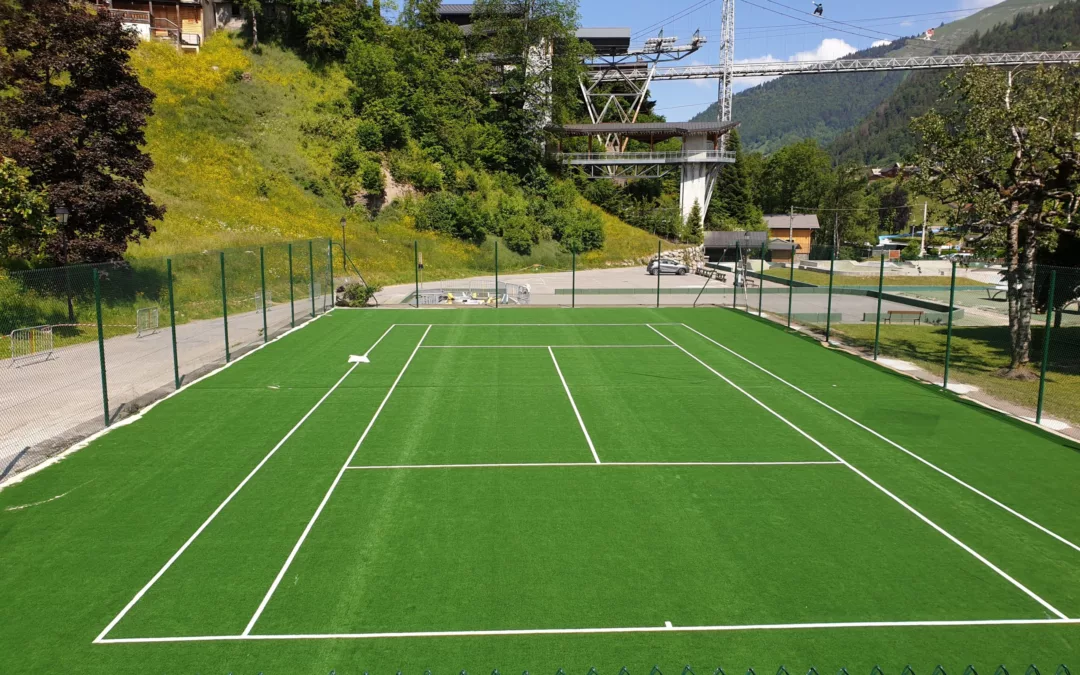 Quels sont les avantages spécifiques de choisir du gazon synthétique pour la réfection d&rsquo;un court de tennis à Nantes, par rapport à d&rsquo;autres types de revêtements?