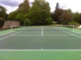 Prévenir la Formation de Moisissures et d’Algues sur les Courts de Tennis en Béton Poreux à Saint Germain en Laye
