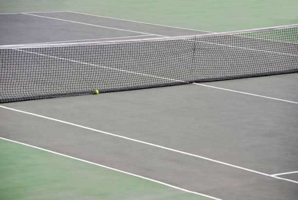 Les meilleures pratiques de maintenance pour assurer la longévité d&rsquo;un terrain de tennis en béton poreux à Narbonne