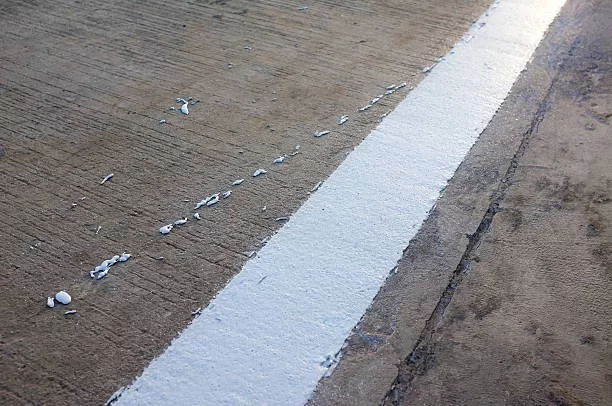 Comment évaluer l&rsquo;état du béton poreux avant de commencer la rénovation d&rsquo;un court de tennis à Cabries ?