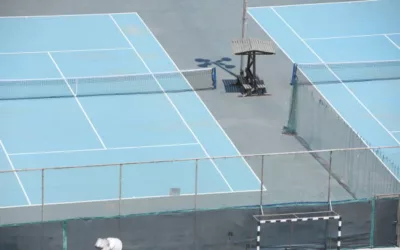 Qu’est-ce qui distingue la construction d’un court de tennis en béton poreux à Gemenos des autres matériaux ?