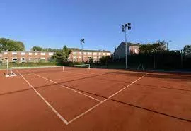 Comment préserver la qualité de jeu sur les courts de tennis en terre battue à Bandol ?