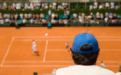 Comment éviter la formation de poussière sur les courts de tennis en terre battue à Evry