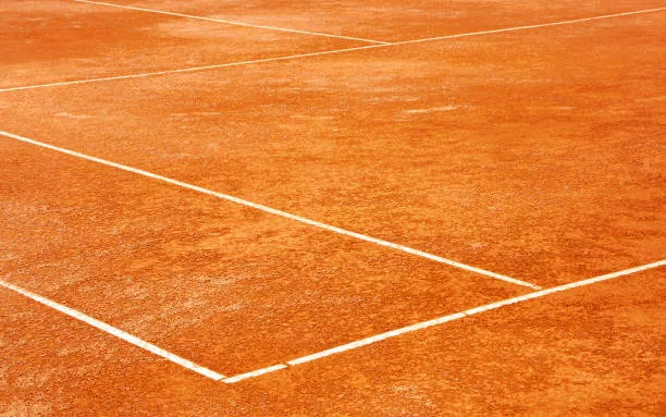 Comment les conditions météorologiques influent-elles sur la maintenance des courts de tennis en terre battue à Venelles?