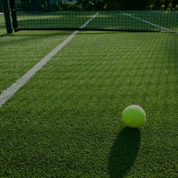 Les Avantages Écologiques d&rsquo;Opter pour un Court de Tennis en Gazon Synthétique à Aubagne