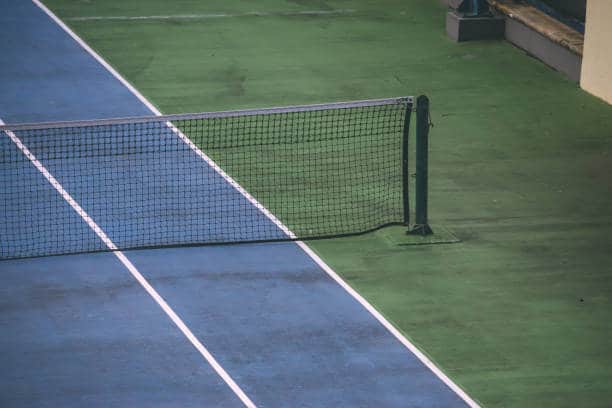 Comment un Constructeur de court de Tennis en Resine synthetique à Bezier gère-t-il les exigences de drainage spécifiques ?