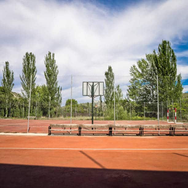 Comment un Constructeur de court de Tennis en terre battue à Bézier s&rsquo;adapte-il aux différents besoins des clubs et des écoles ?