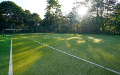 Comment le gazon synthétique contribue-t-il à l’expérience de jeu sur les courts de tennis à Bastide?
