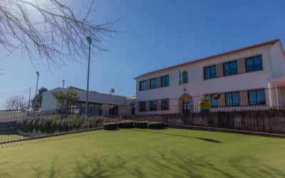 Comment un Constructeur de court de Tennis en gazon synthétique à Bézier assurent-ils la durabilité des filets et des accessoires ?