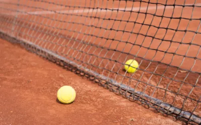Quelles sont les considérations spécifiques pour la rénovation d&rsquo;un court de tennis en terre battue à Alençon ?