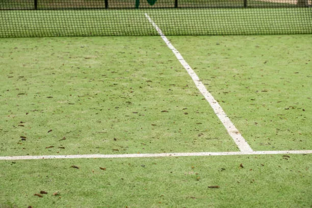 Comment maintenir l’esthétique et la fonctionnalité d’un court de tennis en gazon synthétique à Monaco