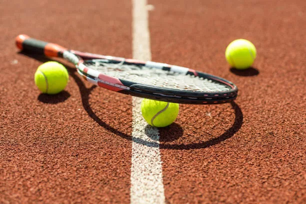 Les méthodes efficaces pour maintenir la qualité d&rsquo;un court de tennis en terre battue après sa rénovation à Meyreuil