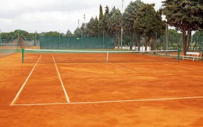 Quelles sont les considérations environnementales prises en compte lors de la construction et de l’entretien de la Construction court de tennis en Terre Battue à Ajaccio?
