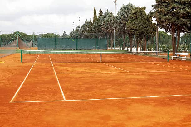 Quelles sont les considérations environnementales prises en compte lors de la construction et de l&rsquo;entretien de la Construction court de tennis en Terre Battue à Ajaccio?