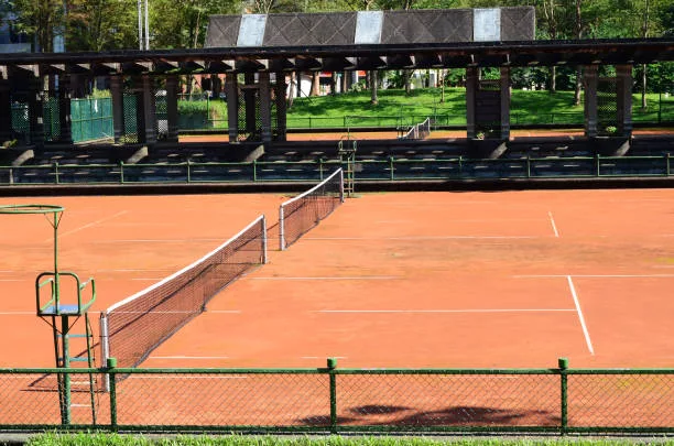 Maintenir la Texture Idéale des Courts de Tennis en Terre Battue à Saint Germain en Laye