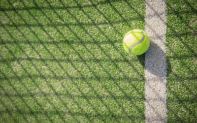 Quels sont les critères à considérer lors du choix du type de gazon synthétique pour la construction d’un court de tennis à Rueil Malmaison ?