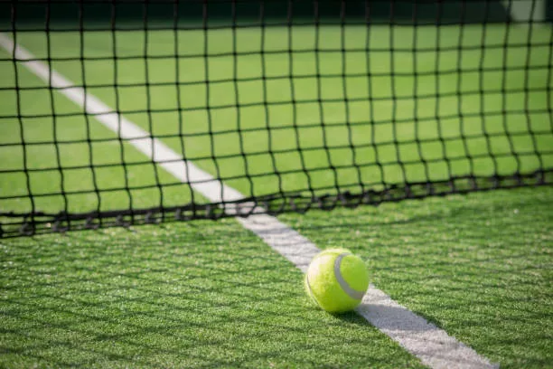 Les considérations essentielles pour la rénovation d&rsquo;un court de tennis en gazon synthétique à Meyreuil