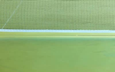 Pourquoi est-il important de maintenir une certaine porosité dans le gazon synthétique utilisé pour la Construction court de Tennis en gazon synthétique à Bézier?