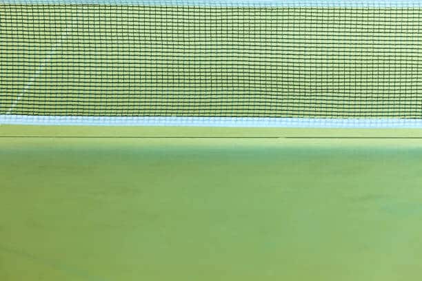 Pourquoi est-il important de maintenir une certaine porosité dans le gazon synthétique utilisé pour la Construction court de Tennis en gazon synthétique à Bézier?