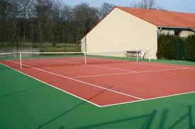 L&rsquo;entretien d&rsquo;un court de tennis en terre battue à Gassin : un art à part