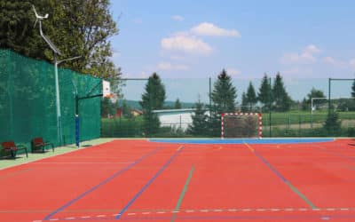 Comment choisir le bon emplacement pour la construction d’un court de tennis en terre battue orange ?