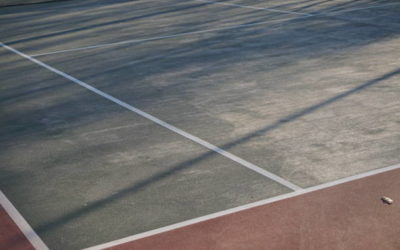 Maintenir un court de tennis en béton poreux à Alençon en bon état