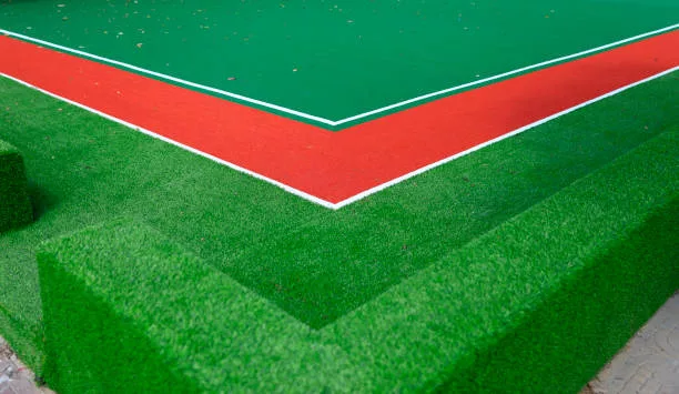 Quelles sont les caractéristiques clés de la résine synthétique pour la rénovation d&rsquo;un court de tennis à Cabries ?