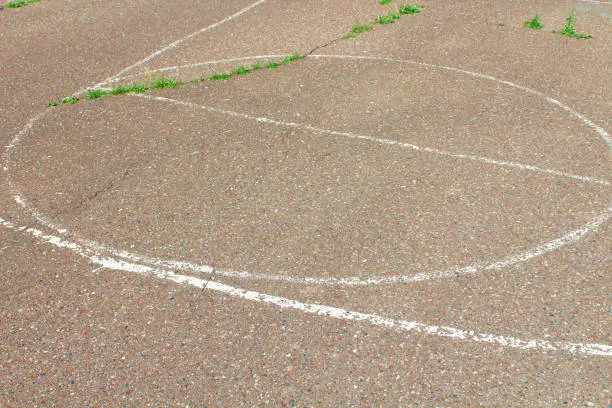 Comment entretenir un court de tennis en béton poreux après sa réfection à Meyreuil ?