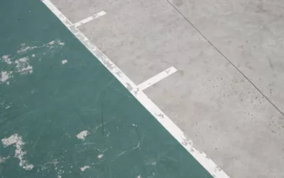 Amélioration de la Durabilité et de la Sécurité d’un Court de Tennis en Béton Poreux à Aubagne grâce à une Maintenance Régulière