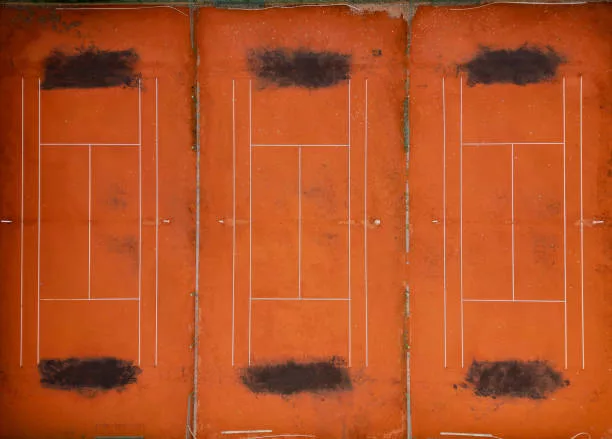 Quels sont les soins spéciaux nécessaires pour un court de tennis en terre battue à Meyreuil ?