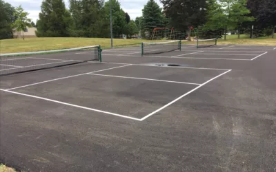 Quelles sont les options de revêtement de surface disponibles pour un court de tennis en béton poreux à Paris ?