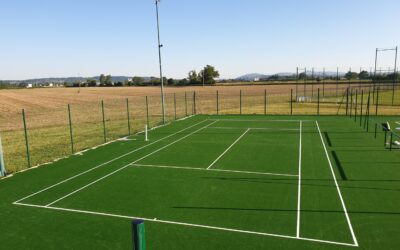 Quels sont les coûts associés à une rénovation de court de tennis en gazon synthétique à Saint-Genis-Laval ?