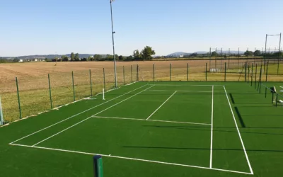 Quelles sont les meilleures pratiques pour l’entretien d’un court de tennis en gazon synthétique à Issy-les-Moulineaux ?