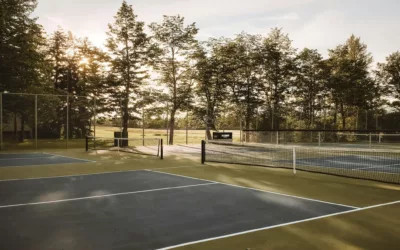 Quels sont les aspects à prendre en compte lors de la conception de l’aménagement paysager autour d’un court de tennis en béton poreux à Paris ?