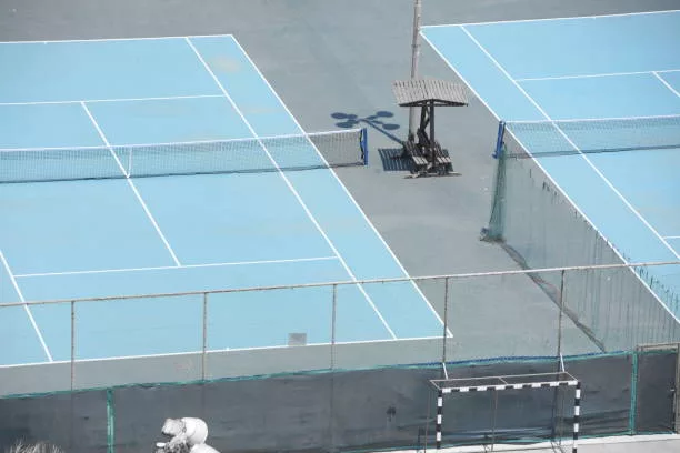 Quels sont les avantages du béton poreux pour la construction d&rsquo;un court de tennis à Celony ?