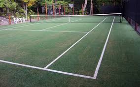 Quels sont les services inclus dans la maintenance des courts de tennis à Cabannes ?