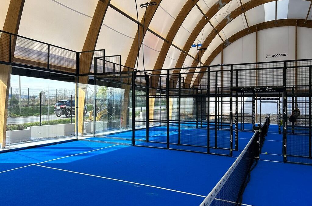 Qu&rsquo;est-ce qui distingue la résine synthétique comme matériau de construction pour un court de tennis à Vaison la Romaine ?