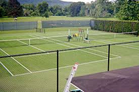 Quelles sont les considérations importantes en termes d’entretien pour un court de tennis en gazon synthétique rénové au Blanc Mesnil ?