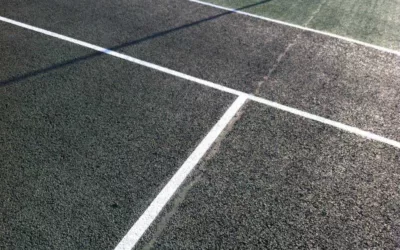 Quels sont les outils et équipements nécessaires pour assurer une maintenance efficace d’un court de tennis en béton poreux à Vaison la Romaine ?