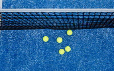 Quelles sont les différences dans la maintenance entre les courts de tennis en gazon synthétique et ceux en résine synthétique à Chambourcy ?