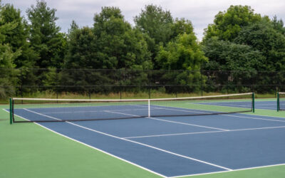 Quels sont les principaux facteurs à prendre en compte lors du choix du béton poreux pour la rénovation d’un court de tennis à Limonest ?