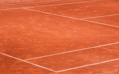 Comment maintenir la qualité et la jouabilité d’un court de tennis en terre battue rénové à Pantin tout au long de l’année ?
