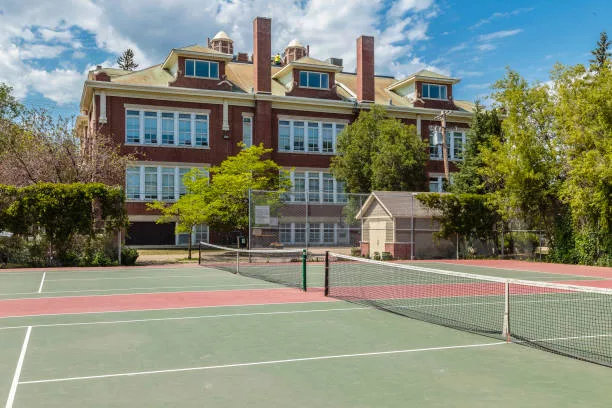 Comment se déroule la maintenance d&rsquo;un court de tennis en béton poreux à Sarcelles ?